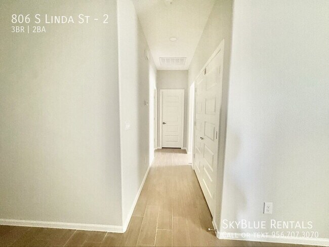 Building Photo - 806 S Linda St