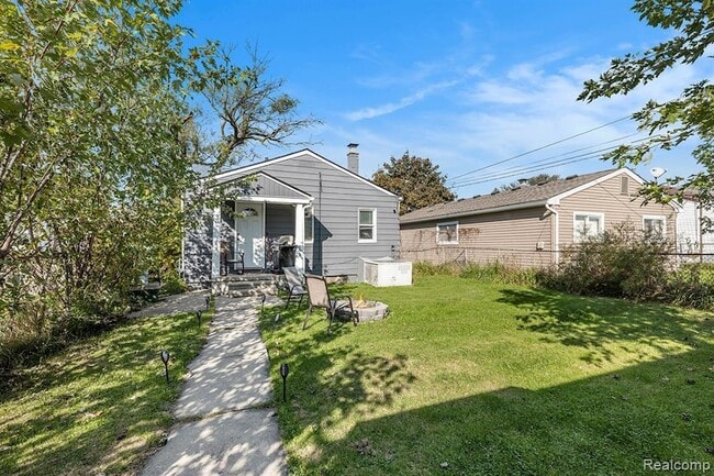 Building Photo - 13754 Knox Ave