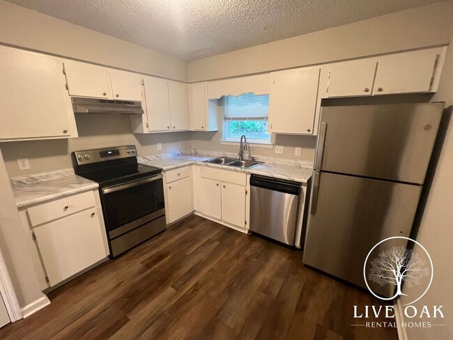 Building Photo - SUMMER MOVE-IN SPECIAL: $500 OFF 1st MONTH...
