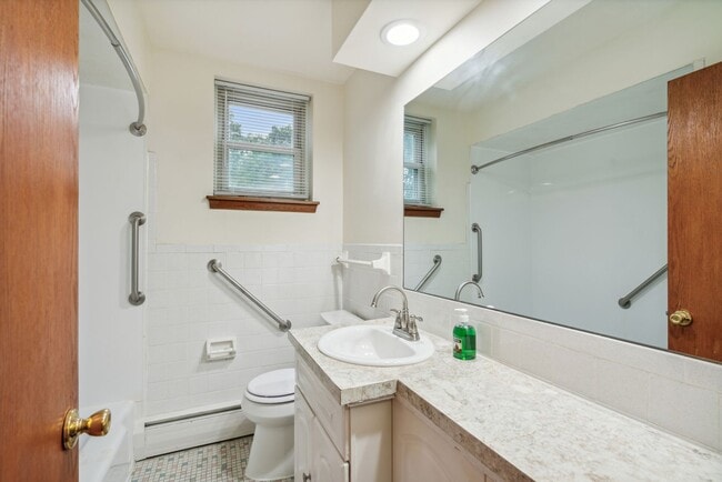 Building Photo - 5547 N Lyndale Ave
