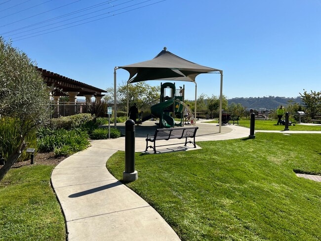 Building Photo - Luxury Tri-Level Townhome – Terraces at Es...