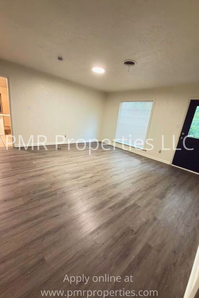 Building Photo - 4 Bedrooms / 2 Bathrooms House