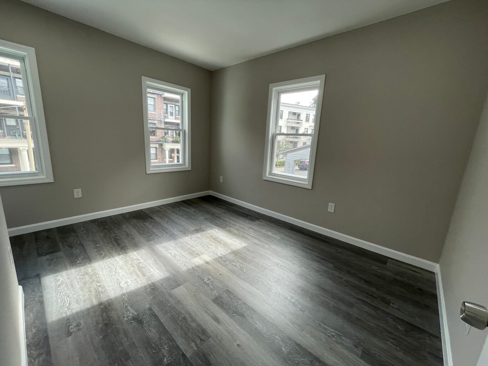 Building Photo - 16 Long Ave