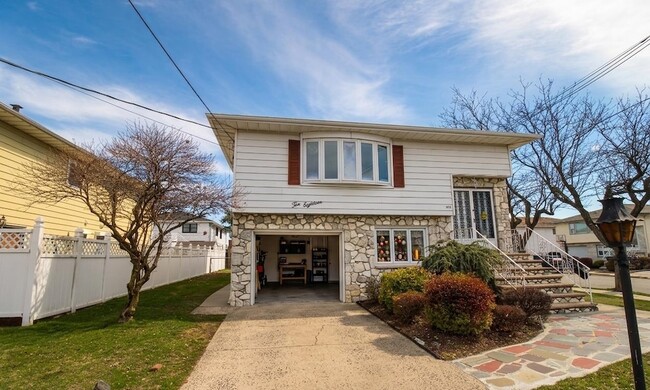 Building Photo - 1018 Koelle Blvd