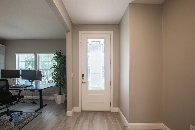 Building Photo - Stunning Home in Desirable Neighborhood
