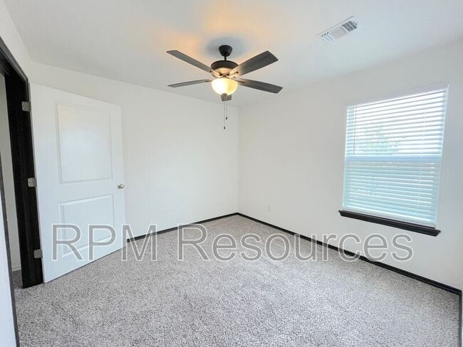 Building Photo - 702 Midland Valley St