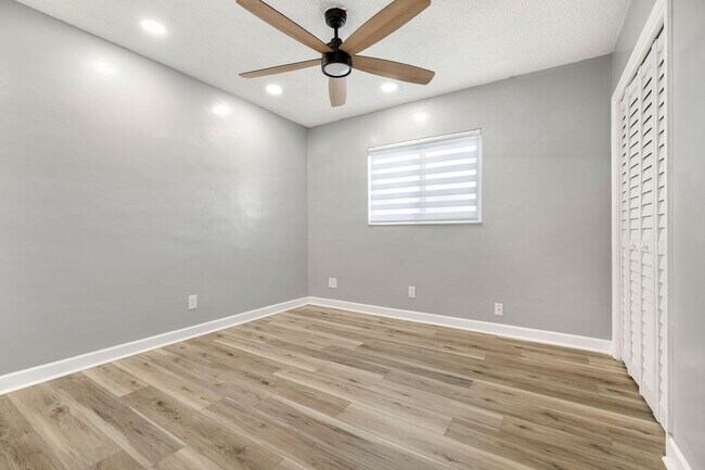 Building Photo - 1571 SW 13th Dr