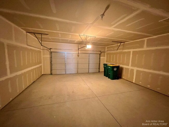 Building Photo - 10284 Swan Lake Cir