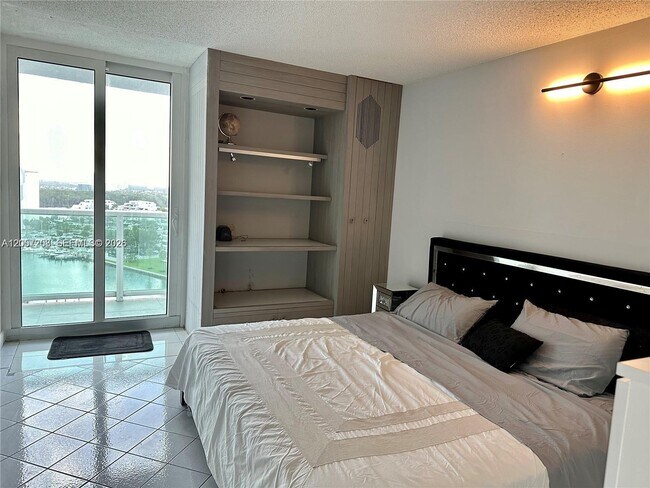 Building Photo - 100 Bayview Dr