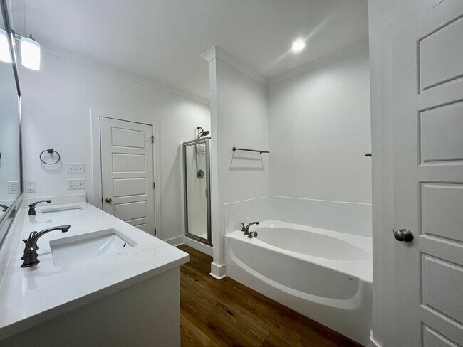 Building Photo - 9135 Southlawn Dr