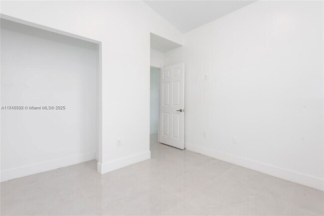 Building Photo - 939 NE 42nd Ter