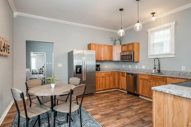 Building Photo - 466 E Brandeis Ave