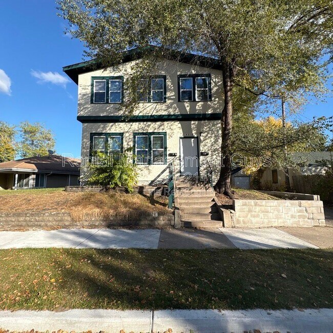 Building Photo - 4216 N Bryant Ave