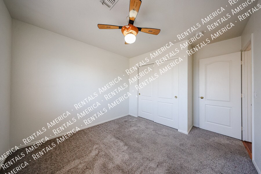 Building Photo - 14300 W Weldon Ave