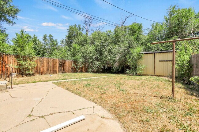 Building Photo - $1,995 - 3 Bed, 1 Bath Duplex Unit in Litt...