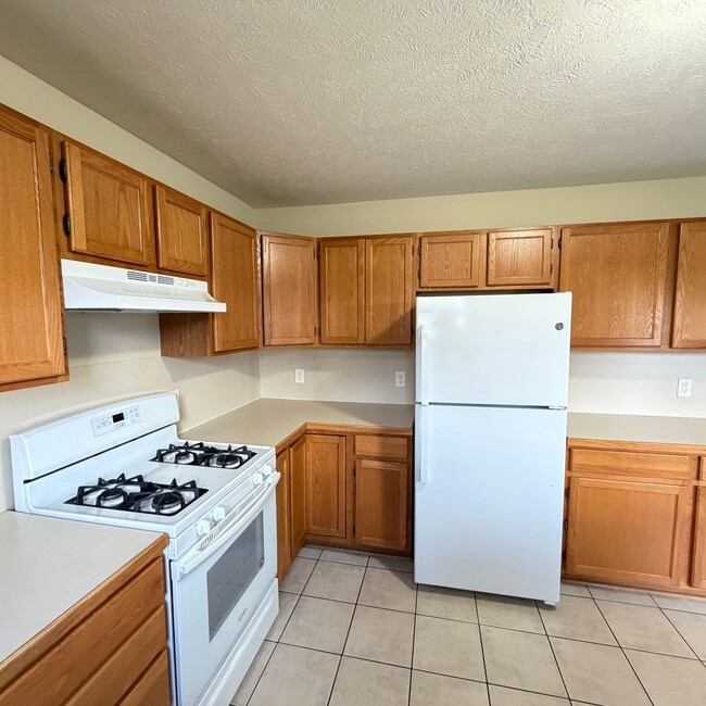 Building Photo - Large 3 bedroom duplex - move in ready!