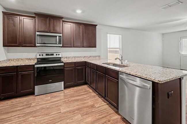 Building Photo - 3 Bed / 2 Bath in Luckey Ranch – Hardwood Floors + Fridge, W/D Included