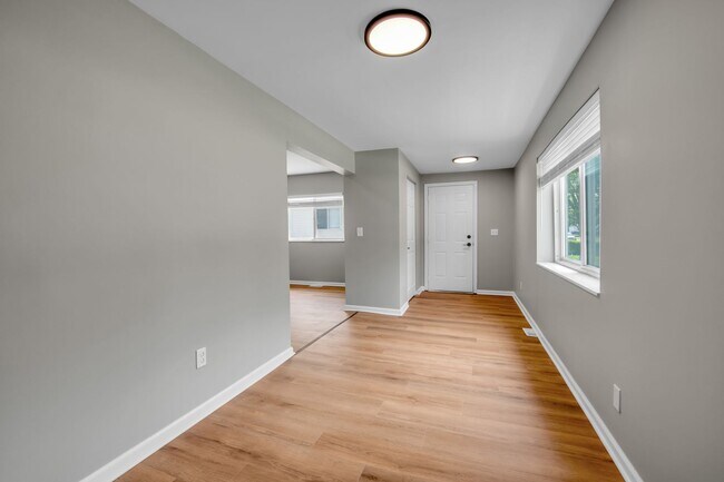 Building Photo - 4 bedrooms $2150