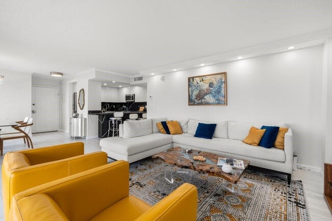 Building Photo - 2030 S Ocean Dr