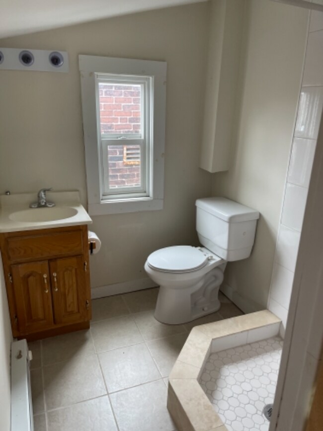 Building Photo - Newly Renovated East Rock Penthouse 2BR wi...