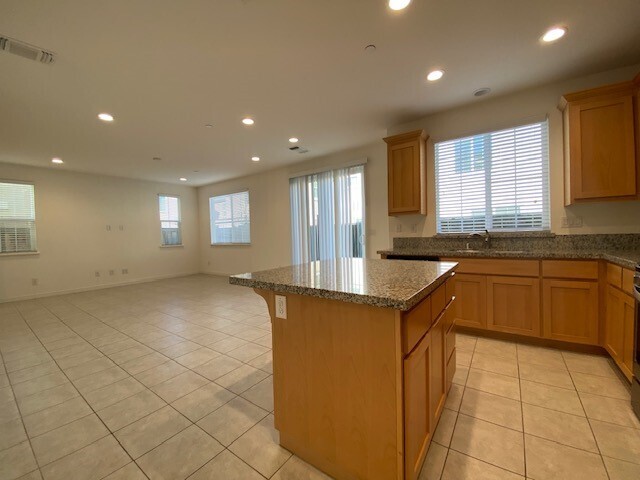 Building Photo - Beautiful New Home For Rent in Roseville!