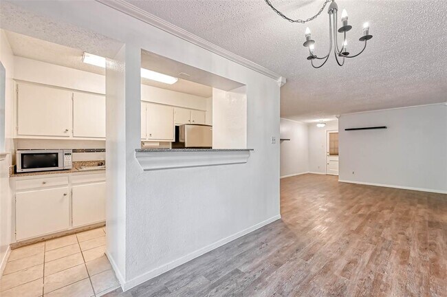 Building Photo - 8277 Kingsbrook Rd
