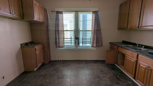 Building Photo - Discover this three-bedroom, one-bath home in Cleveland