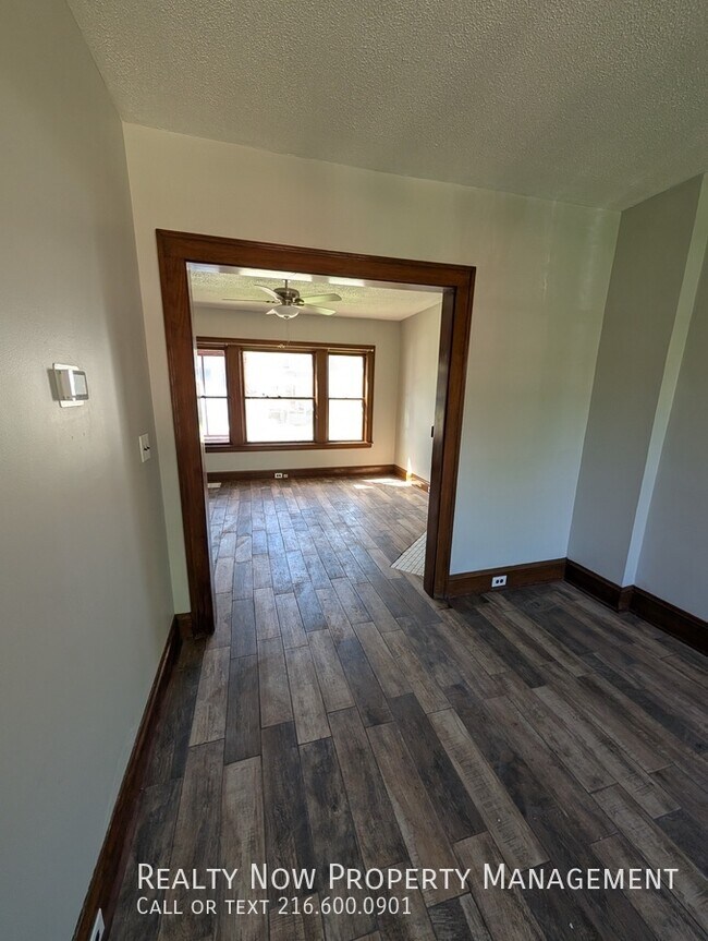 Building Photo - 1313 W 93rd St