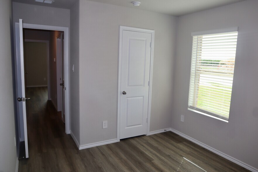 Building Photo - 5552 Rollins Dr