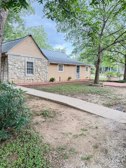 Building Photo - 1115 Isabella St