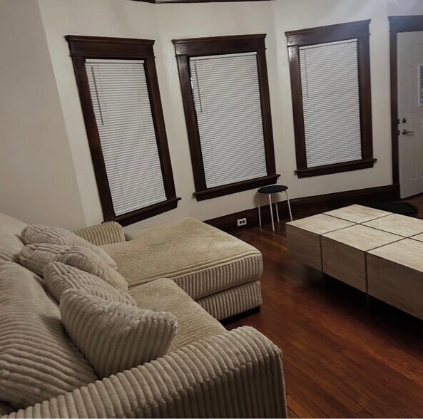 Building Photo - 2114 W 85th St