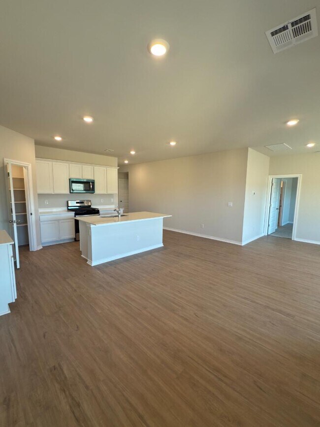 Building Photo - 2924 Firefly Dr