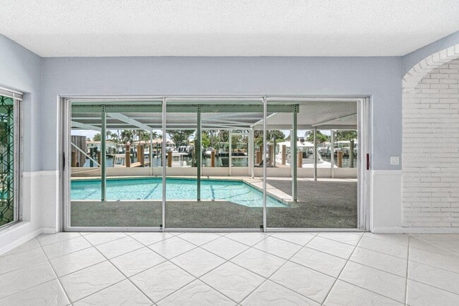 Building Photo - 718 Shore Dr