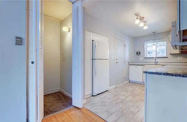 Building Photo - 2434 East Ave