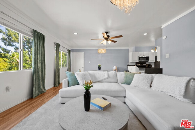 Building Photo - 12801 Moorpark St