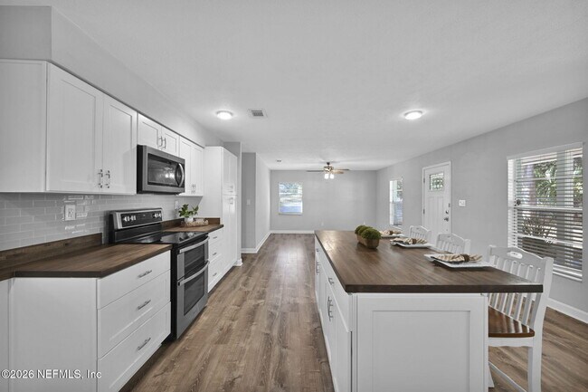 Building Photo - 133 Cll Menendez