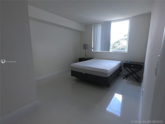 Building Photo - 1861 NW S River Dr