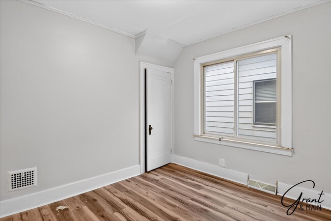 Building Photo - $1550 4 bedrooms