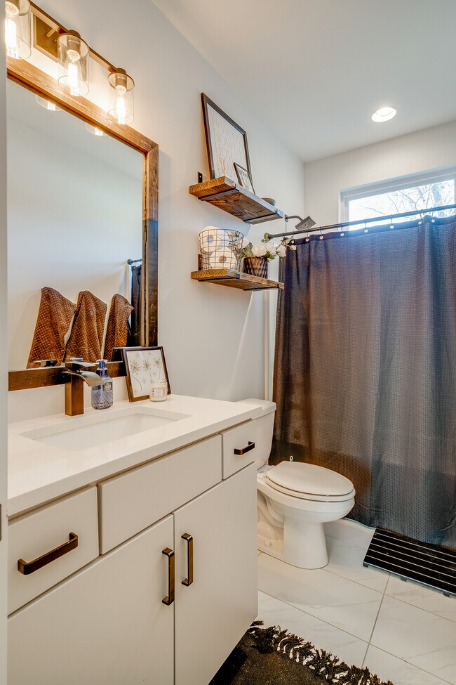 Building Photo - 717 Tral St