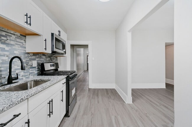 Building Photo - 3 bedroom 2 bath - newly updated, central air, GREAT LOCATION