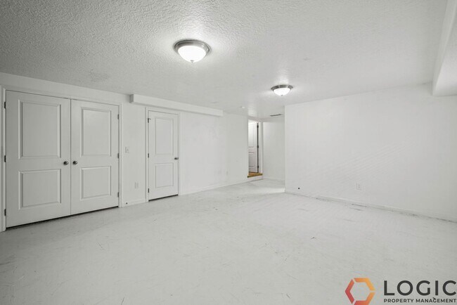 Building Photo - Beautiful Townhome in Midvale!