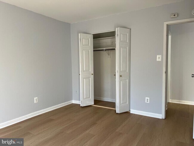 Building Photo - 6001 Arlington Blvd