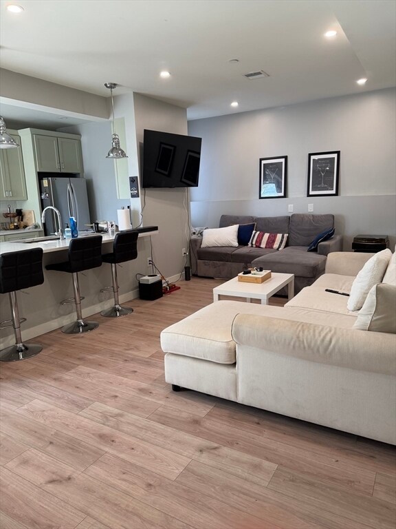 Building Photo - 415 E 7th St