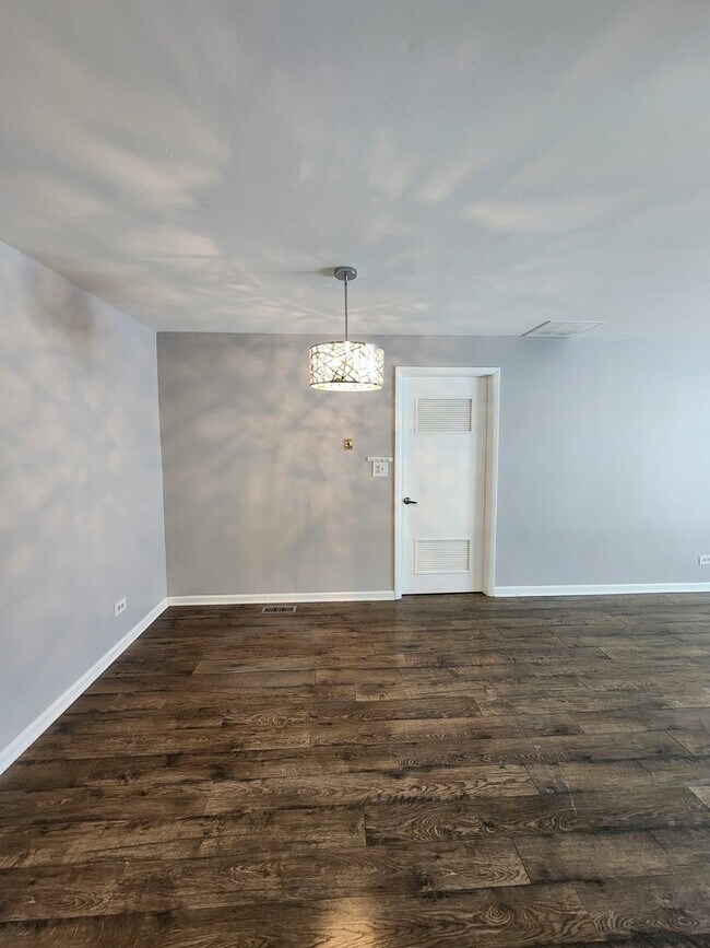 Building Photo - 123 Brewster Ct