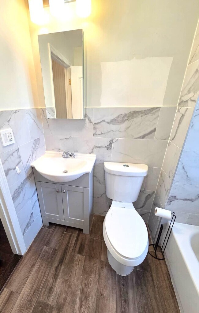 Building Photo - 438 Devon St