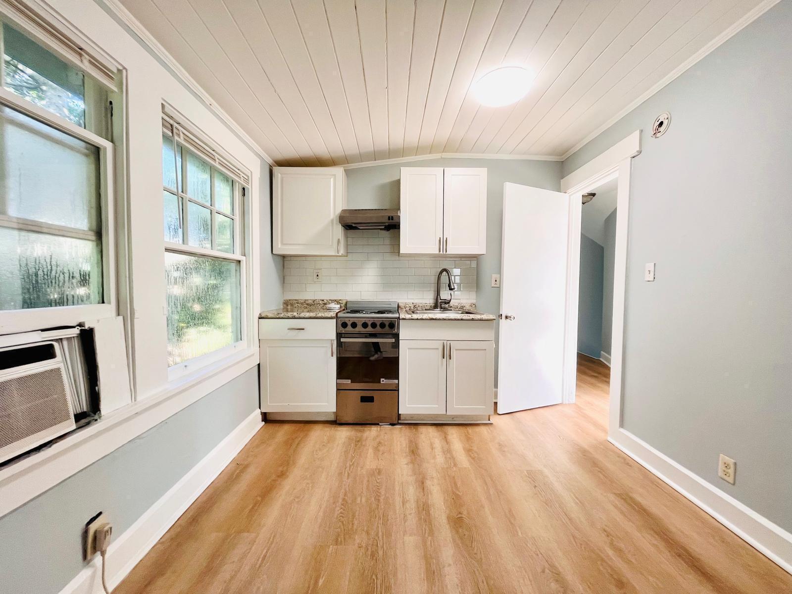 Building Photo - 313 S Lakeside Dr