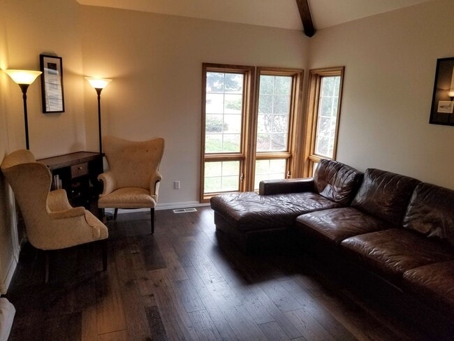 Building Photo - Welcoming 5 bed 3.5 bath South Hills Home