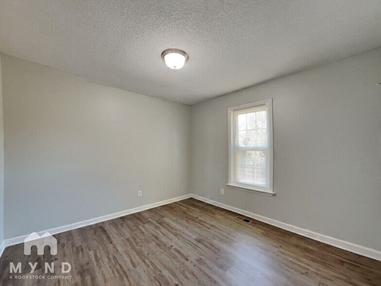 Building Photo - 204 Skylar Ln