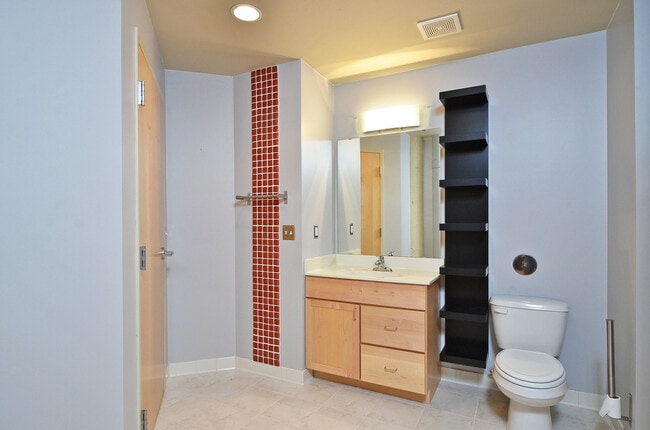 Building Photo - Amazing 2-Bedroom 2-Bathroom Condo with vi...