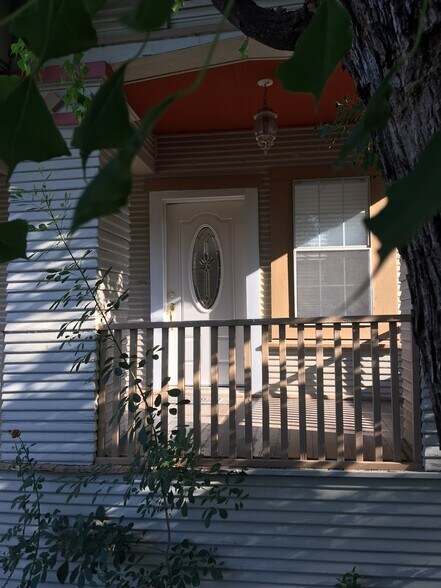 Building Photo - 1114 W Russell Plz